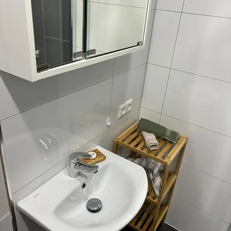 Uber Den Dachern - Modernes Appartement, Pool アパート *