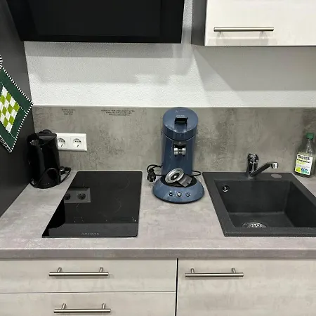 Uber Den Dachern - Modernes Appartement, Pool アパート